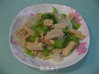 芹菜腐竹拌银耳的做法