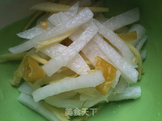 夏季凉菜必备——泡椒腌萝卜丝的做法