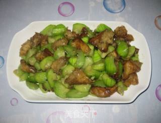 丝瓜炒油条的做法