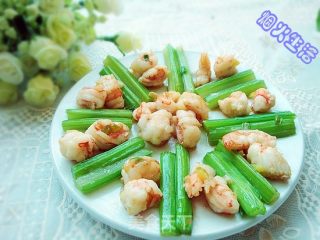西芹炒虾仁的做法