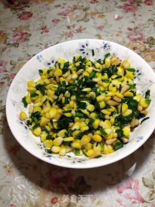 韭菜玉米炒松仁的做法