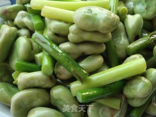 青蚕豆炒蒜苗的做法