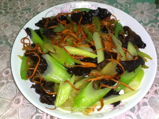 清清淡淡------虫草花清炒西芹木耳的做法