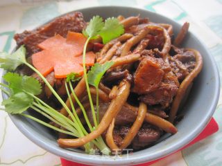 干锅鸭腿茶树菇的做法