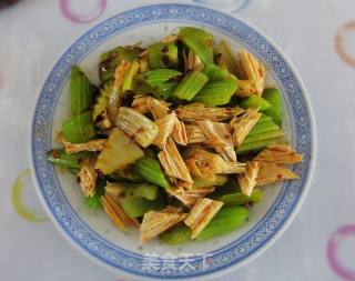 西芹拌腐竹的做法