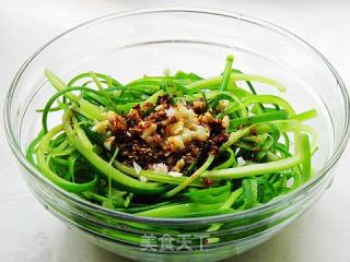 凉拌手撕蒜薹的做法