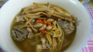 黄花菜枸杞排骨汤的做法