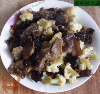菜花木耳炒肉的做法