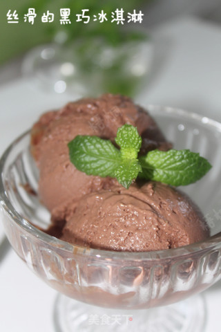 浓郁丝滑的黑巧克力冰淇淋（Chocolate Ice Cream）