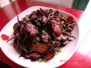 腊肠干煸茶树菇的做法