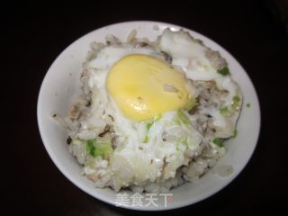 香菇肉丝饭，再搁上俩鸡蛋，鲜美啊的做法