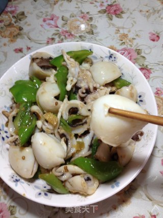 三椒爆墨鱼仔的做法
