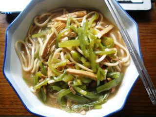 青椒香干肉丝面的做法