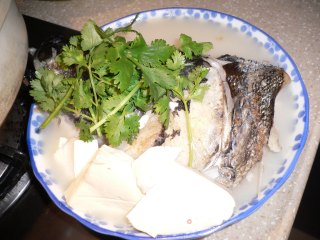 香煎鱼头豆腐汤的做法