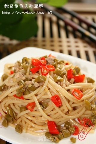 酸豆角肉末炒意粉的做法