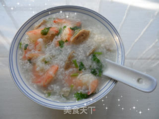 鲜虾牛筋丸砂锅粥的做法