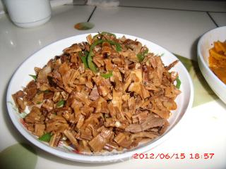 野生小笋干炒肉的做法