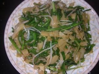 韭菜豆芽炒果条的做法