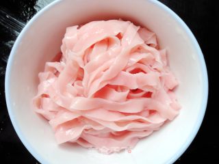 粉红色的诱惑------苋菜汁手擀面的做法
