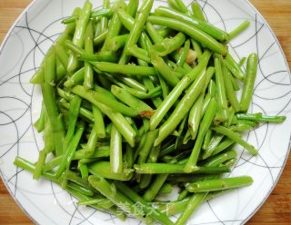 营养丰富的绿叶菜------蒜茸空心菜杆的做法