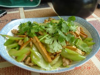 西芹茶干的做法