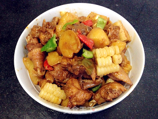 惊艳四座的炖菜——玉米土豆啤酒鸡的做法