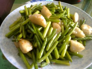 蒜苔炒墨鱼丸的做法