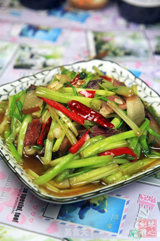 腊肉炒水芹菜的做法