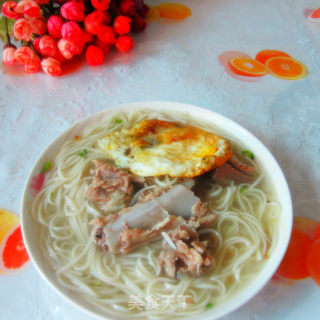 简单早餐-----鸡蛋排骨面-----清淡有营养的做法