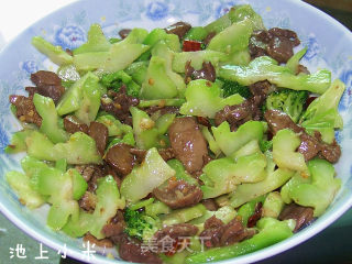 西兰花梗炒鸡杂的做法