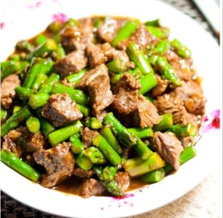 蚝油芦笋牛肉粒的做法