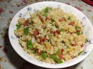 剩饭哪里逃？香得掉眉毛——培根蛋炒饭的做法