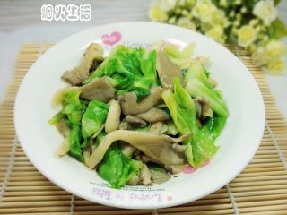 蘑菇炒包心菜的做法