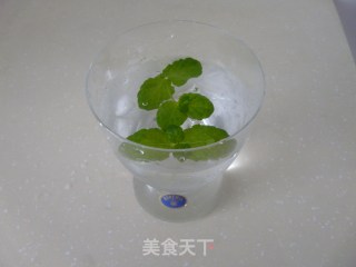 清凉夏季的最佳饮品——薄荷水