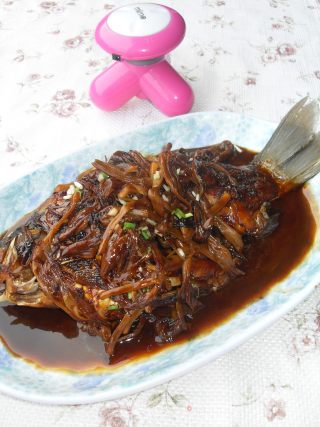 黄花菜烧鲫鱼的做法