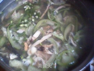 斗鸡菇丝瓜肉片汤的做法