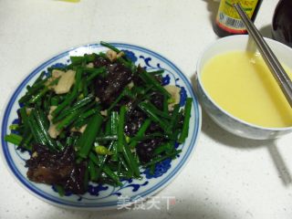 一个人也要好好吃饭——韭苔炒肉的做法