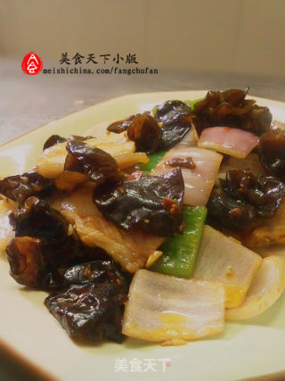 【米饭杀手】洋葱木耳炒五花肉的做法