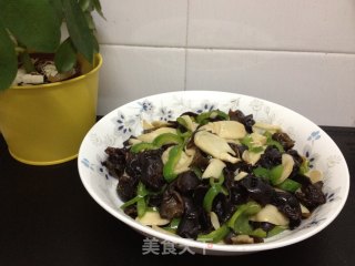 简单下饭菜——青椒炒菌菇