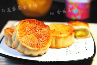 【广式白莲蓉蛋黄月饼】的做法