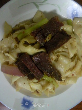 牛肉炒宽面的做法