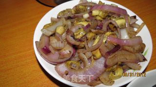 海螺肉炒洋葱的做法