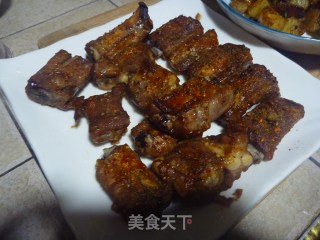 排骨最好的死法~经典蒜香排骨~香辣烤土豆的做法