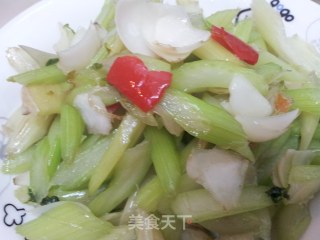 最具养生的菜肴——西芹炒百合的做法