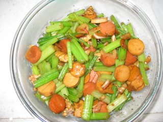 核桃仁火腿小炒芹菜杆儿的做法