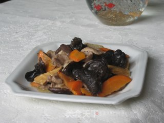 香茹黑木耳炒肉片的做法