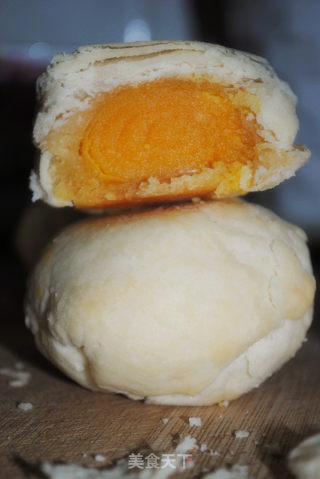 莲蓉蛋黄苏式月饼的做法