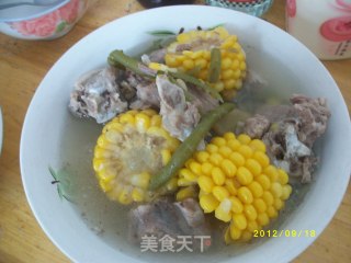 酸豆角玉米排骨汤的做法