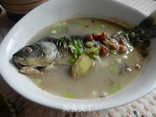 花生炖鲫鱼的做法