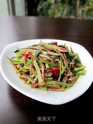 毛芹炒小青鱼的做法